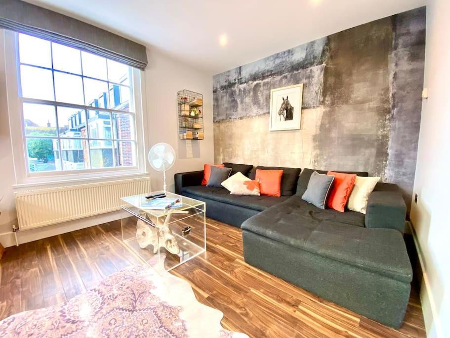 Stunning Little House On Poole Quay - Free Secure Parking & Wifi - In The Heart Of The Old Town - Great Location - Free Parking - Fast Wifi - Smart Tv - Newly Decorated - Sleeps 2! Close To Poole & Bournemouth & Sandbanks Bagian luar foto