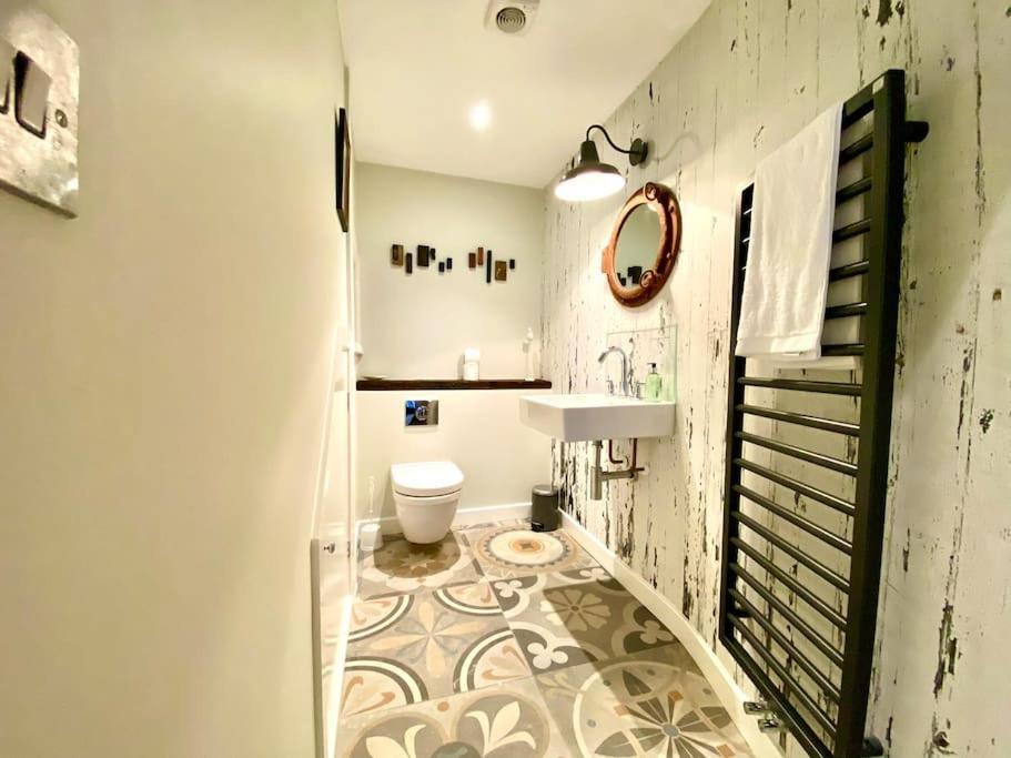 Stunning Little House On Poole Quay - Free Secure Parking & Wifi - In The Heart Of The Old Town - Great Location - Free Parking - Fast Wifi - Smart Tv - Newly Decorated - Sleeps 2! Close To Poole & Bournemouth & Sandbanks Bagian luar foto