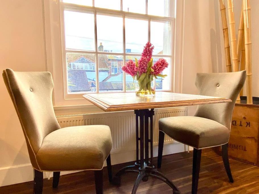 Stunning Little House On Poole Quay - Free Secure Parking & Wifi - In The Heart Of The Old Town - Great Location - Free Parking - Fast Wifi - Smart Tv - Newly Decorated - Sleeps 2! Close To Poole & Bournemouth & Sandbanks Bagian luar foto